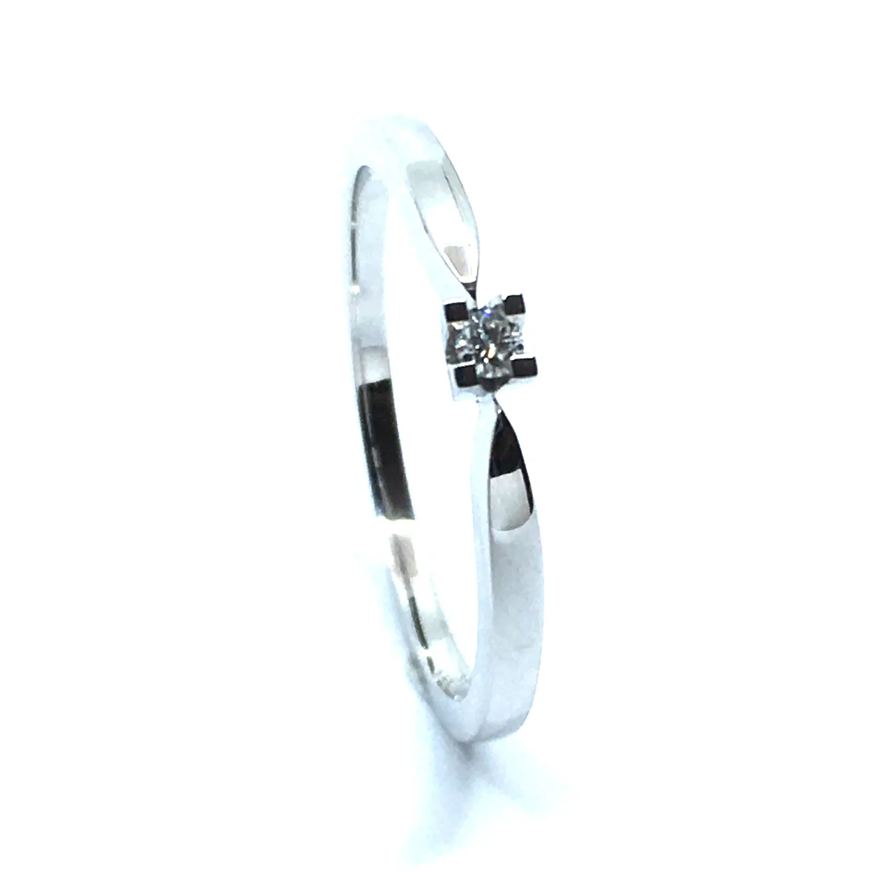 8 KT. HVIDGULD EVA RING MED BRILLANT 0,03 CT. W/SI