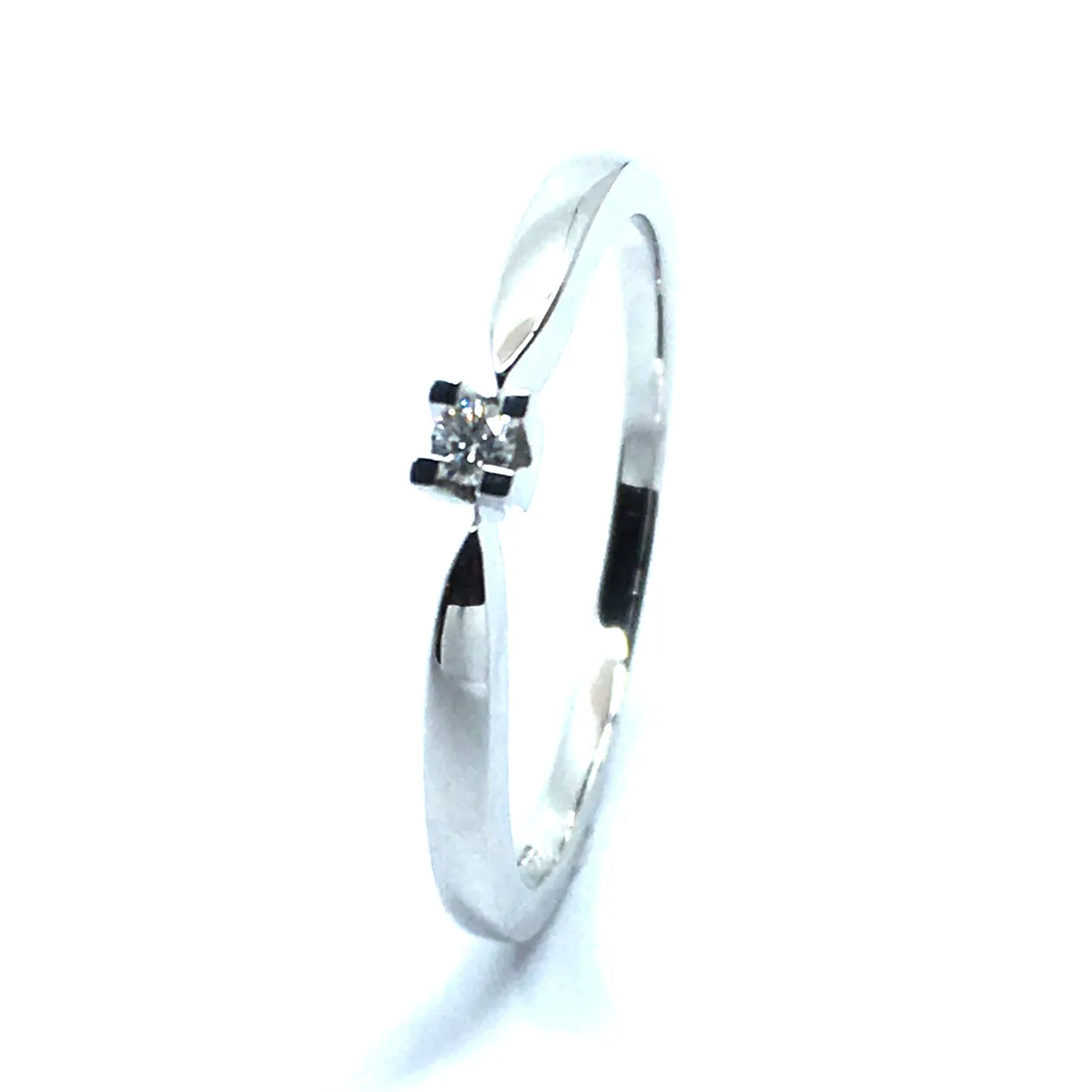 8 KT. HVIDGULD EVA RING MED BRILLANT 0,03 CT. W/SI