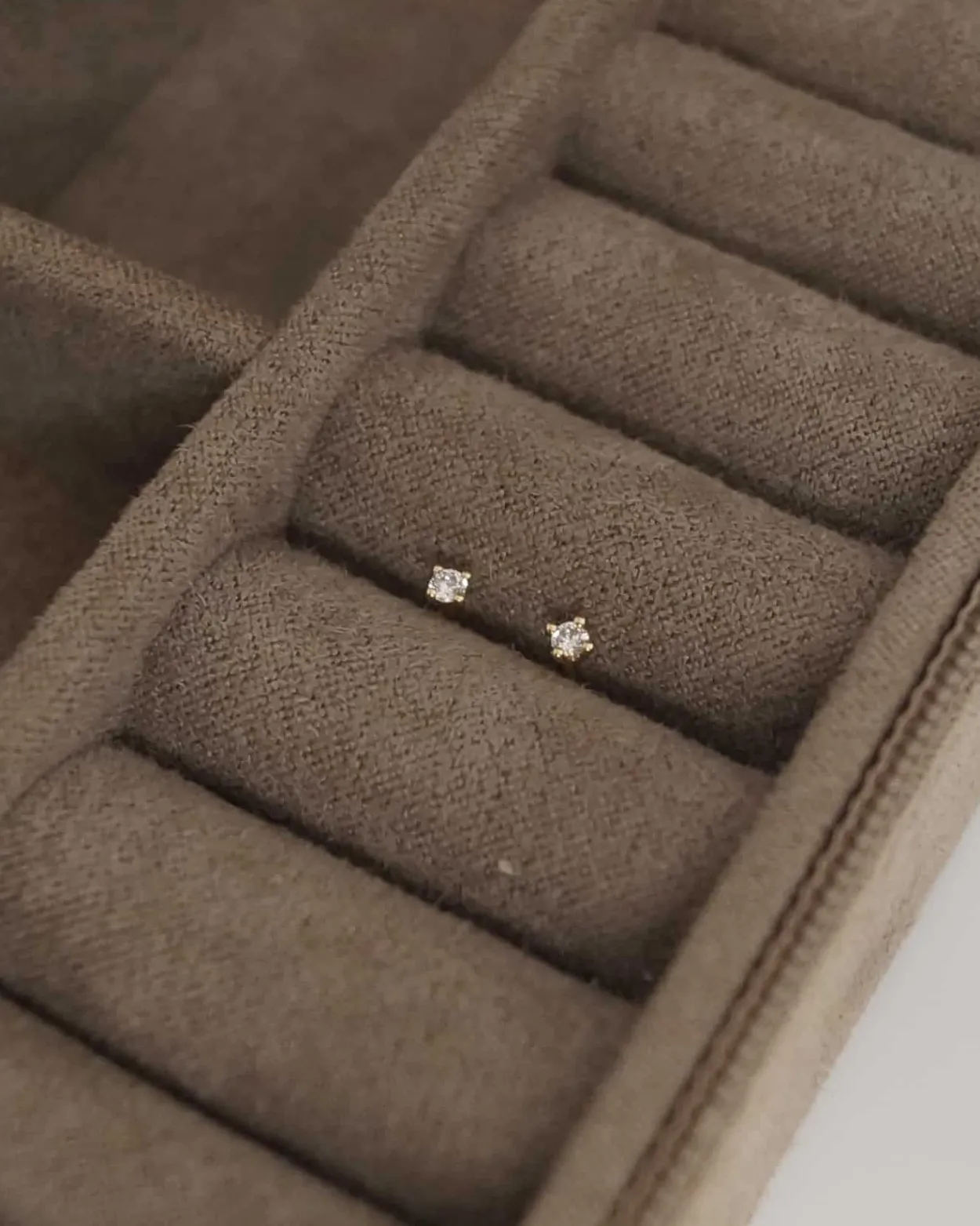 CHRISTOFFERSEN JEWELLERY ØRESTIKKER 14 KARAT GULD MED ZIRKONIA – 3000405