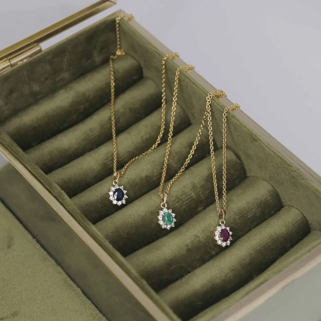 CHRISTOFFERSEN JEWELLERY ROSET VEDHÆNG 14 KARAT GULD MED RUBIN OG BRILLANTER - 4070256G-RU