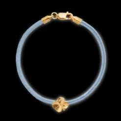 FLORA DANICA ARMBÅND BLÅT SILKESNOR FORGYLDT FIRKLØVER - FLC-SILK-BLUE-18-G
